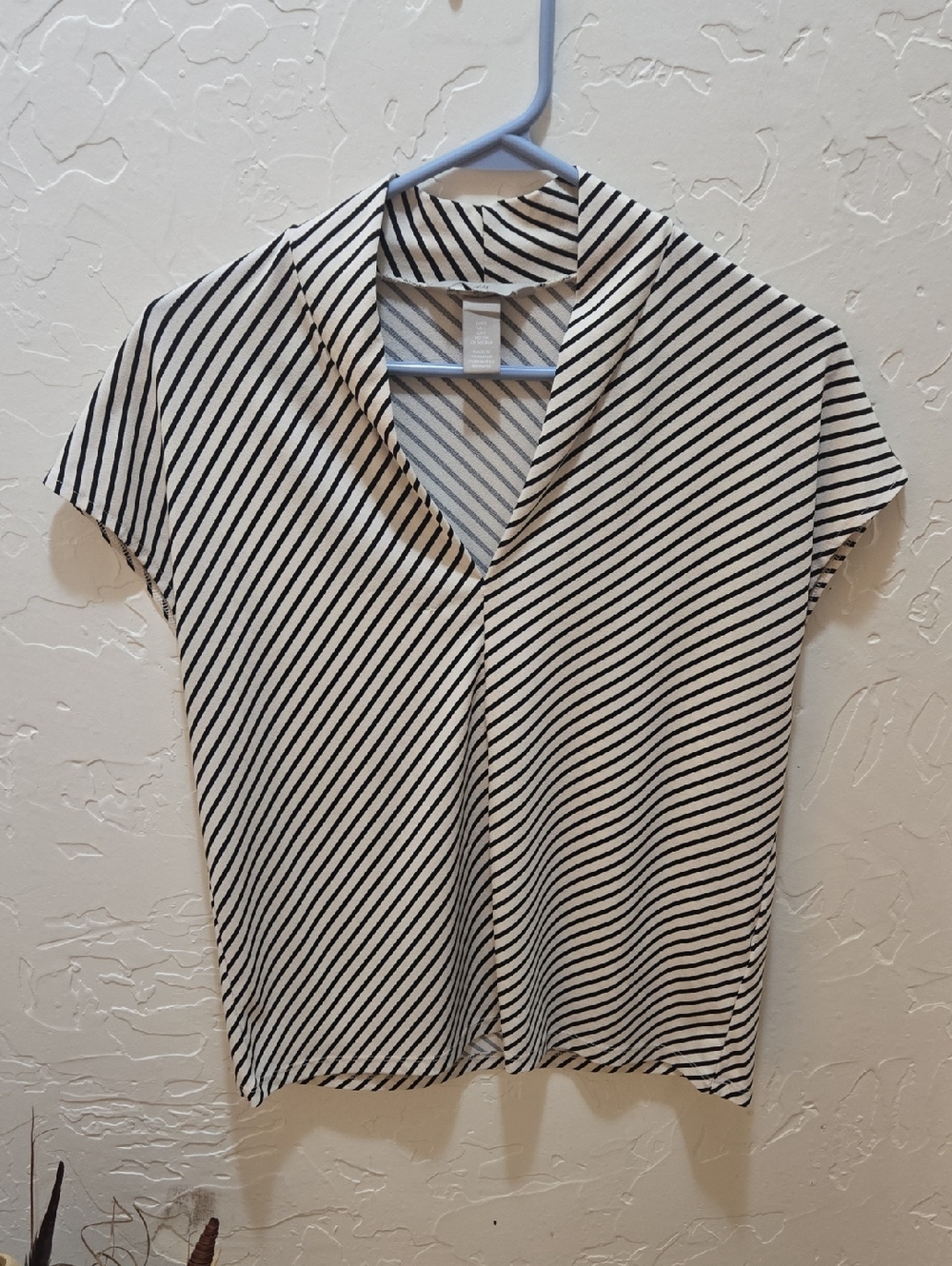 3/$10 H&M Black & White Striped V-Neck Short Sleeve Top